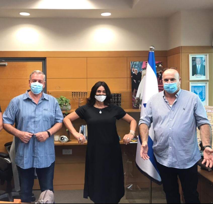 מימין: שי יזרעאלי - סגן ראש המועצה, מירי רגב - שרת התחבורה, אייל במר - ראש המועצה