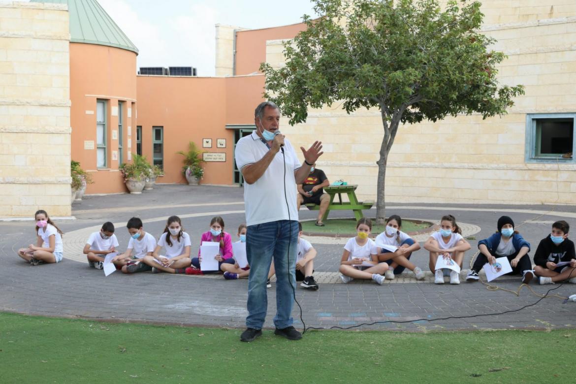  ראש המועצה בביקורו בבתי הספר ביום פתיחת שנת הלימודים