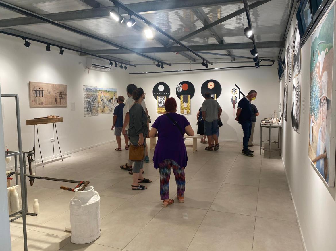 מבקרים בתערוכה