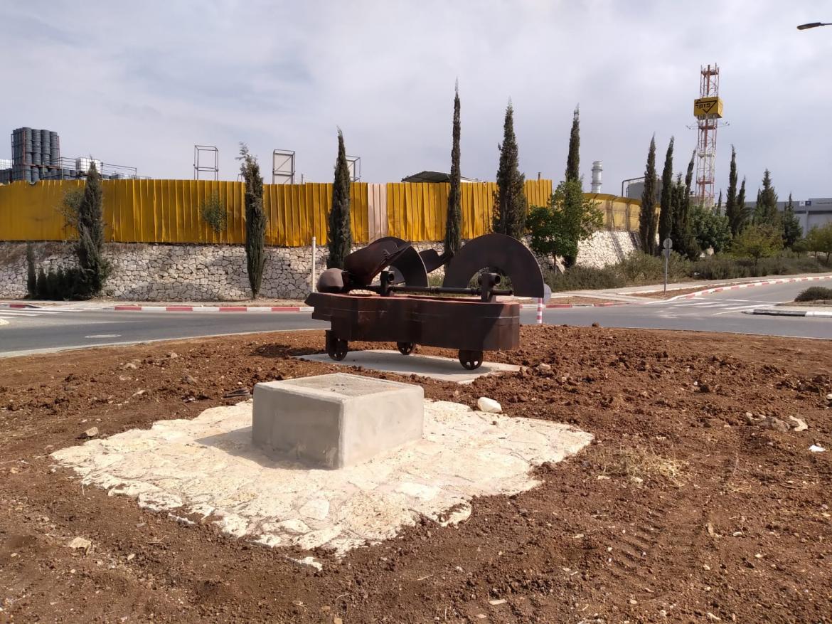 הצבת פסלים באלון תבור