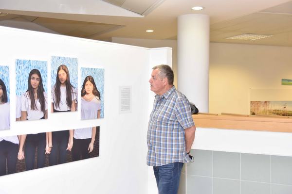 אייל בצר ראש המועצה בתערוכה