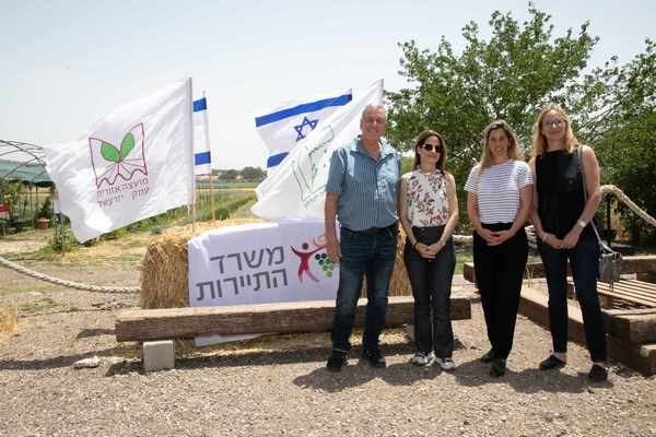 שרת התיירות עם ראש המועצה, סגניתו, ומנהלת מחלקת התיירות במועצה