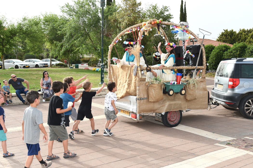 תהלוכת שבועות תיאטרלית בעדי