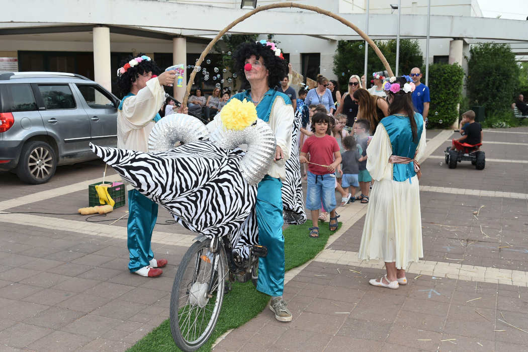 תהלוכת שבועות תיאטרלית בעדי