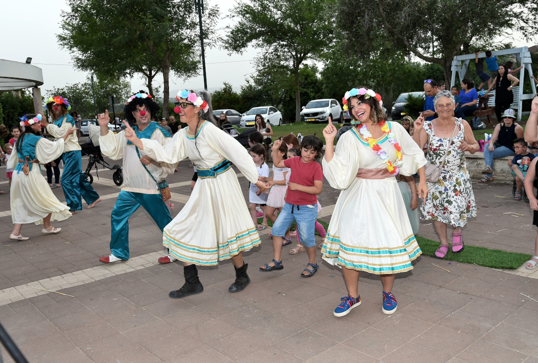 תהלוכת שבועות תיאטרלית בעדי
