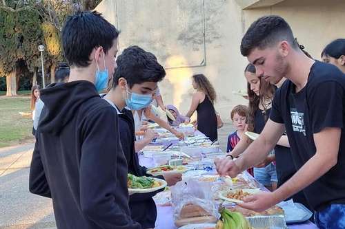 בני נוער מארחים ומתארחים