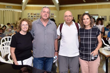 מימין לשמאל: רינה ואלי שמיר, אייל בצר, נטע הבר 