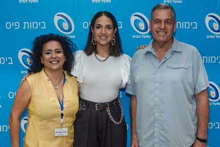 מימין לשמאל: אייל בצר ראש המועצה, הזמרת מארינה מקסימיליאן, רחלי אבידב מנהלת מחלקת התרבות