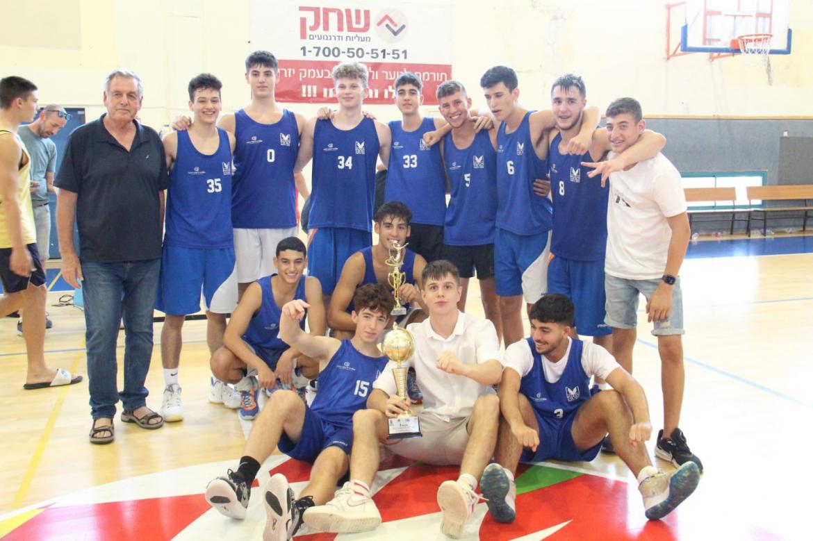 ראש המועצה עם הקבוצה הזוכה מגבעת אלה