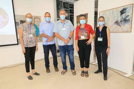 מימין לשמאל: נשות הקרן יוזמות אברהם, אייל בצר אש המועצה, יפתח גיא מנהל אגף החינוך, דליה אייל ממ ראש המועצה וסגניתו 