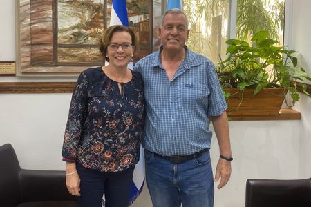 ראש המועצה אייל בצר עם ראשת העיר חיפה דר עינת קליש