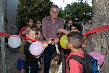 ראש המועצה גוזר את הסרט בחנוכת המגרש במזרע