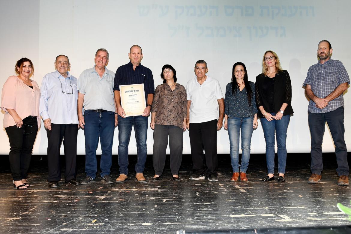 חברי ועדת פרס ואלון נהיר הזוכה