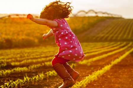 ילדה מקפצת בתלמים