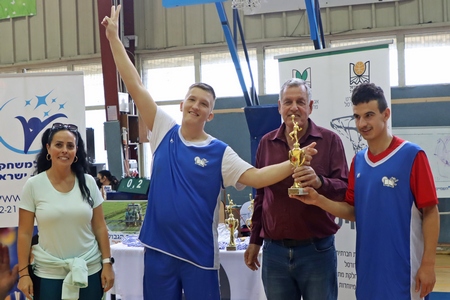 ראש המועצה ומשתתפי הטורניר מתמסרים לקהילה עם הגביע