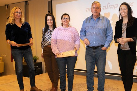 מימין: ליהיא לפיד, אייל בצר - ראש המועצה, רותם שוורצמן - נציגת ההורים, לי יהב - מנהלת אגף קהילה ורווחה , דליה אייל - ממלאת מקום ראש המועצה וסגניתו