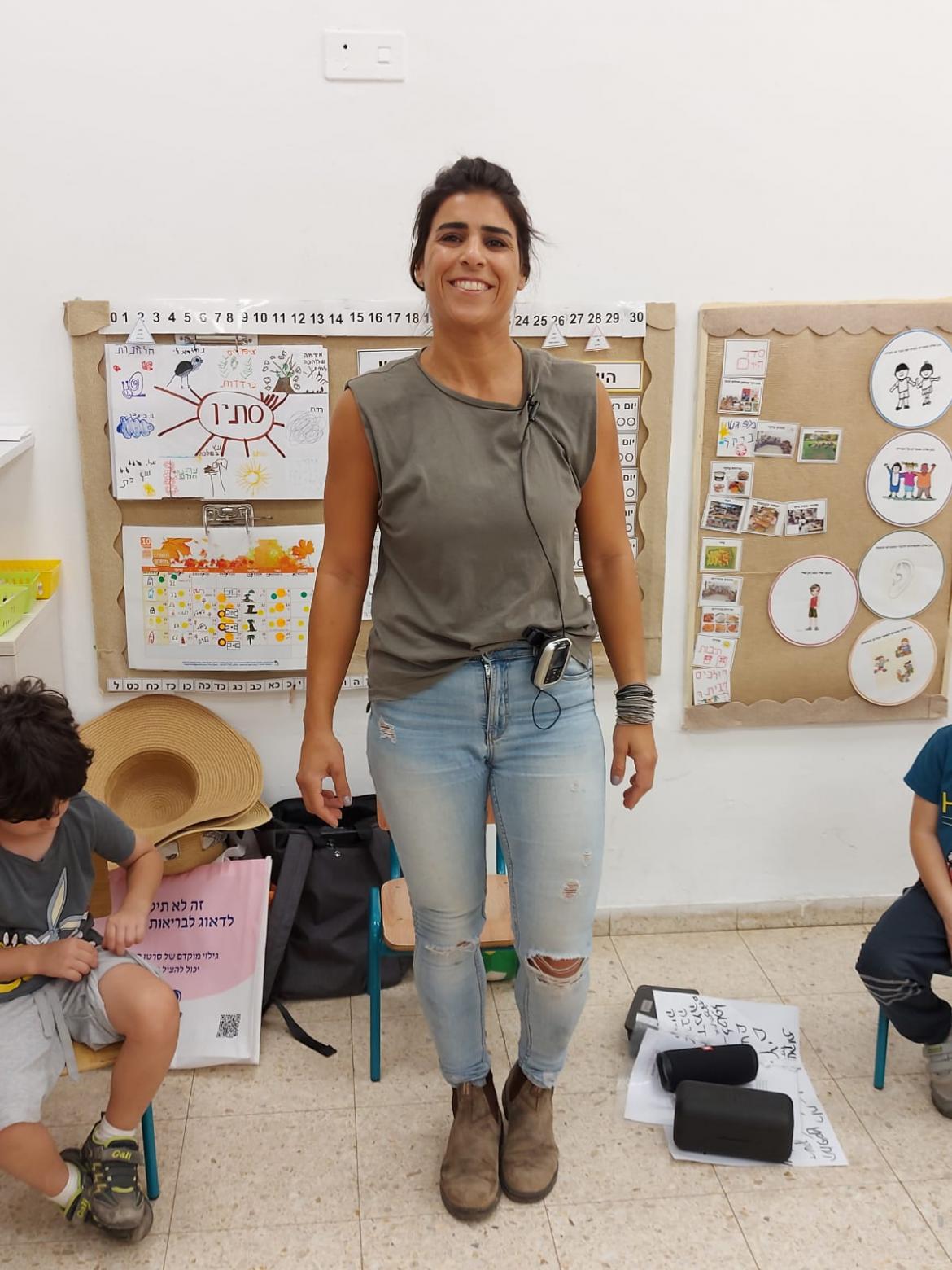 דיקלה יוסף, גננת בגן ניצנים בתל עדשים עם מערכת שמע מונגשת לכבדי שמיעה