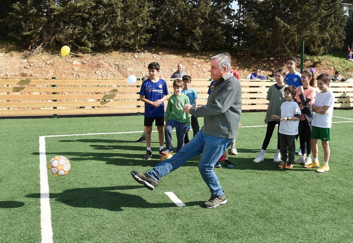 ראש המועצה משחק כדורגל, בעת חנוכת המגרש
