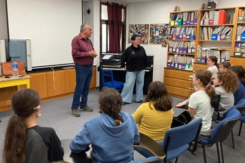 ראש המועצה עם תלמידי כיתות ד' בבית האמנויות
