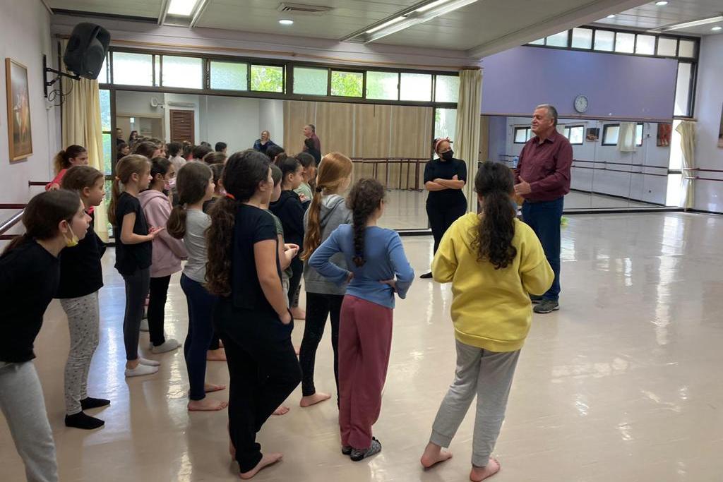 ראש המועצה עם תלמידות כיתה ד' בבית האמנויות