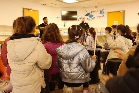 ילדים בסדנת תיפוף