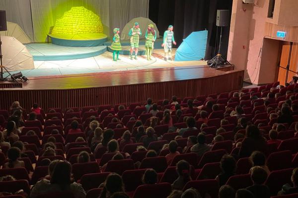 ילדים צופים בהצגה