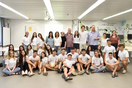 בוגרי מגמת האמנות בעמק המערבי עם ראש המועצה ומנהל אגף החינוך