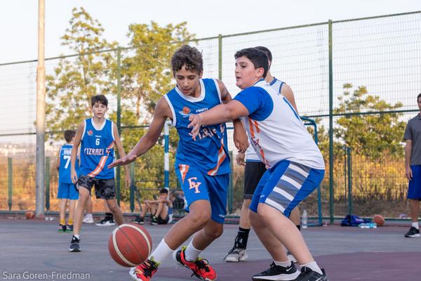 ילדים משחקים כדורסל