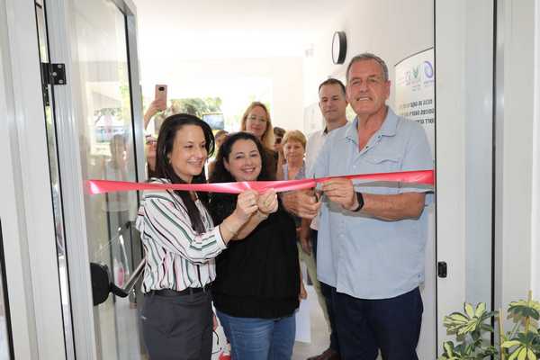 גזירת סרט במרכז החדש לטיפול בפרט ובמשפחה