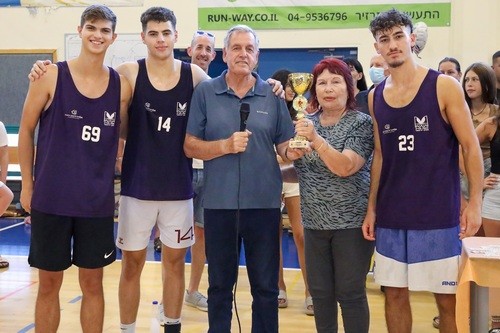 ראש המועצה ואלמנתו של עמי גורדון זל בליגת הקיץ בכדורסל על שמו 