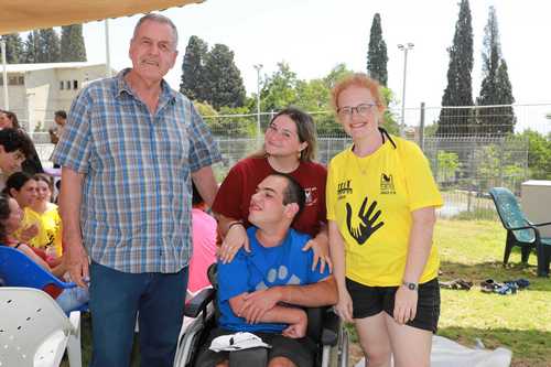 אייל בצר עם חניך ומתנדבות בקייטנה