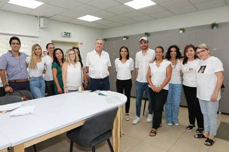 ראש המועצה עם הצוות החינוכי בבית הספר העמק המערבי