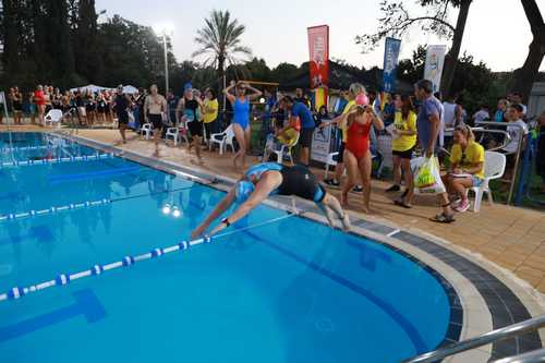 קפיצה לבריכה בטריאתלון