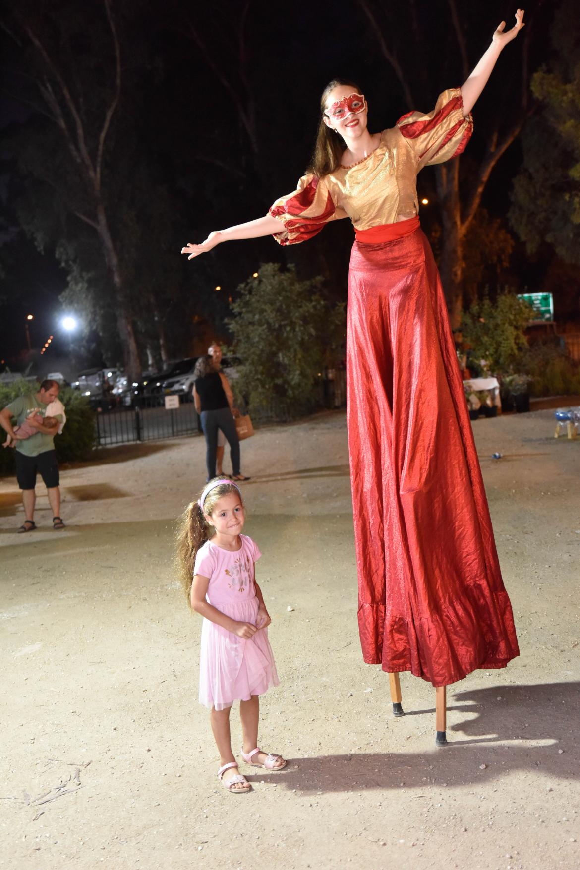 ליצנית על קביים וילדה מקסימה