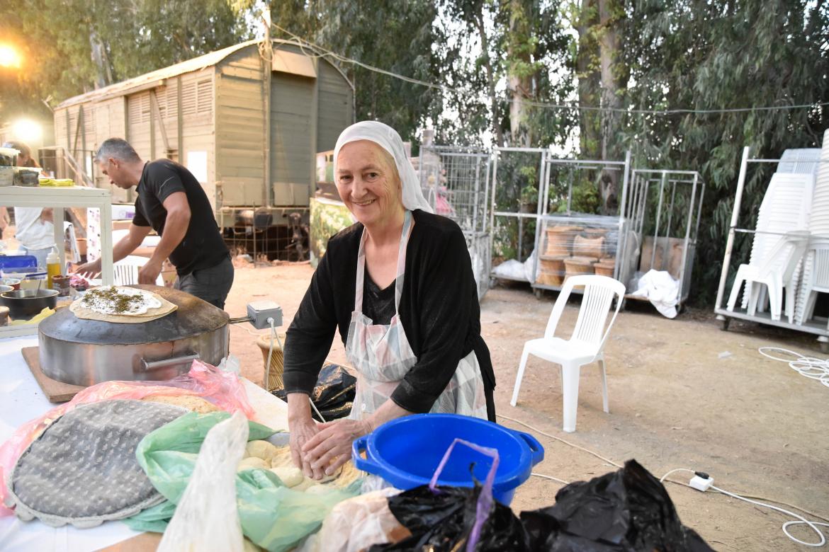 מכינה פיתות על הטאבון ביריד