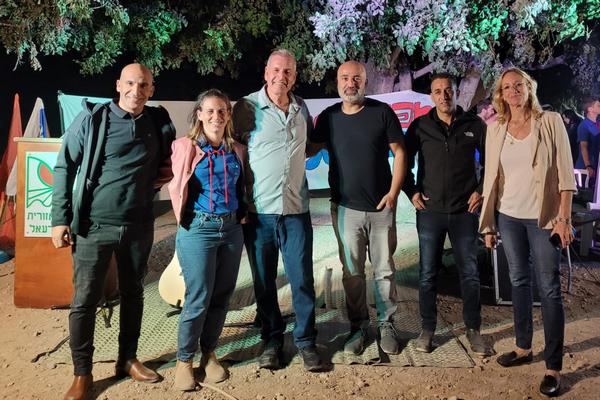 ראש המועצה וסגניתו עם צוות המסע לזכר יוסי יפה