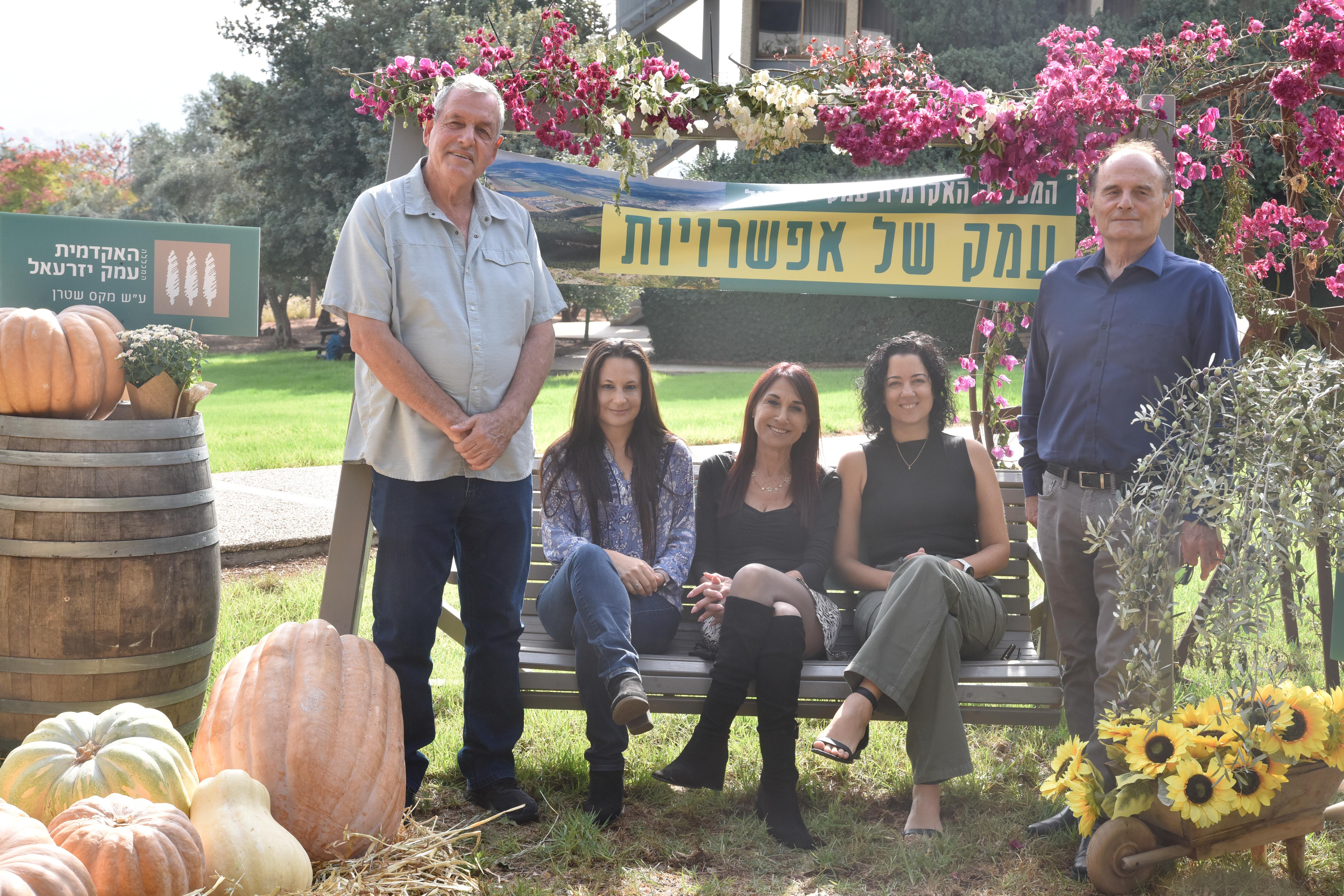 מימין לשמאל- נשיא המכללה- פרופ' יצחק הרפז, מנכלית המכללה- שרי לוי, מנהלת הקתדרה- ריקי שמעוני, מנהלת אגף קהילה ורווחה במועצה, לי יהב וראש המועצה- אייל בצר