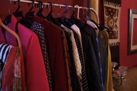 בגדים על קולב