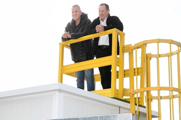 מאיר שמיר ואייל בצר על המגדל בתחנת הניטור