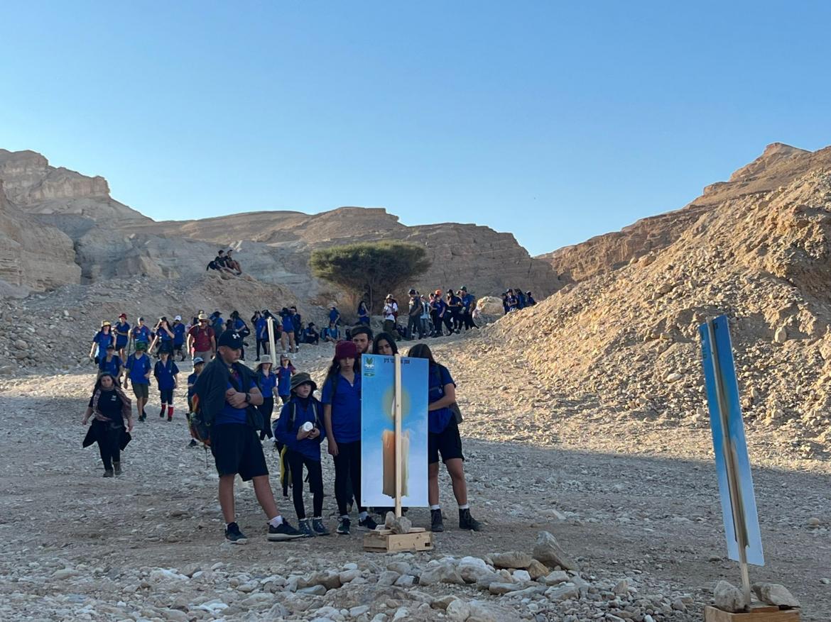 נוער מטייל בנחל צפית