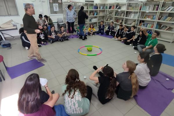 תלמידו ותלמידי בית הספר אופקים במעגל