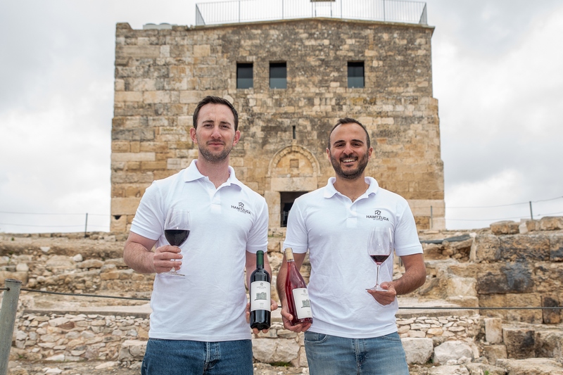 בן סימון ואהרון על רקע המצודה