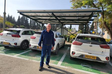 ראש המועצה, אייל בצר ליד עמדות הטעינה הסולאריות