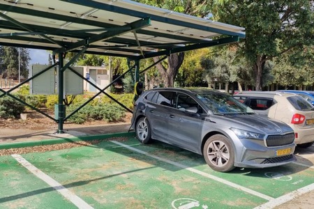 עמדות טעינה וקירוי סולארי בבית המועצה