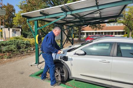 אייל בצר, ראש המועצה, מטעין רכב חשמלי