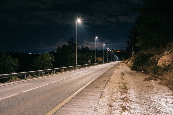 שביל הכניסה לשמשית מואר בתאורת לד