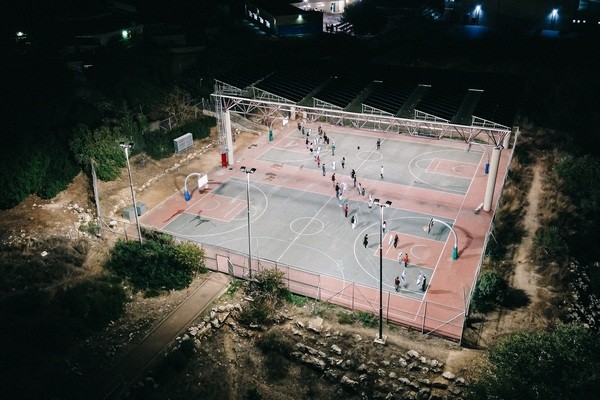 תצלום אוויר של מגרש כדורסל מואר בתאורת לד