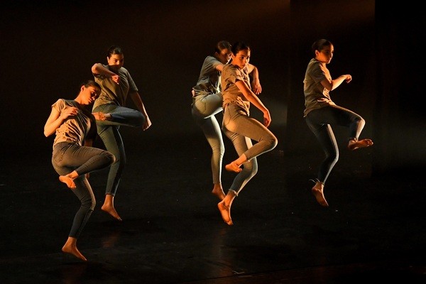 ערב עבודות אישיות של בוגרות המגמה למחול בבית האמנויות