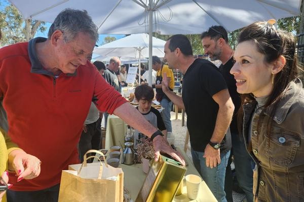 ראש המועצה ביריד תוצרת העמק