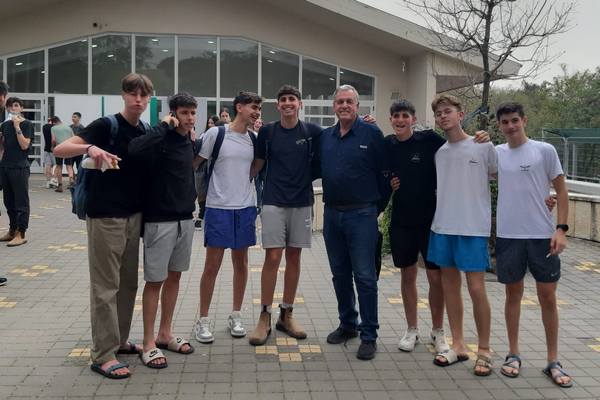 ראש המועצה ותלמידי בית הספר העמק המערבי